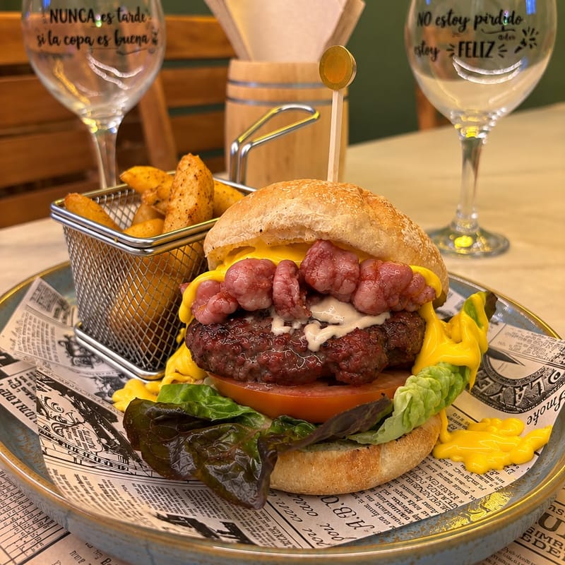 Hamburguesa gourmet con patatas