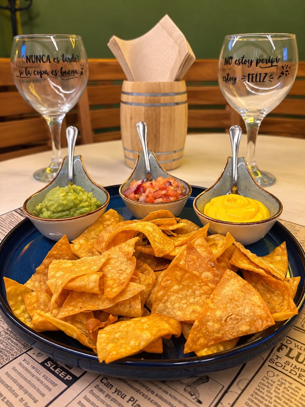 Nachos con guacamole, pico de gallo y cheddar